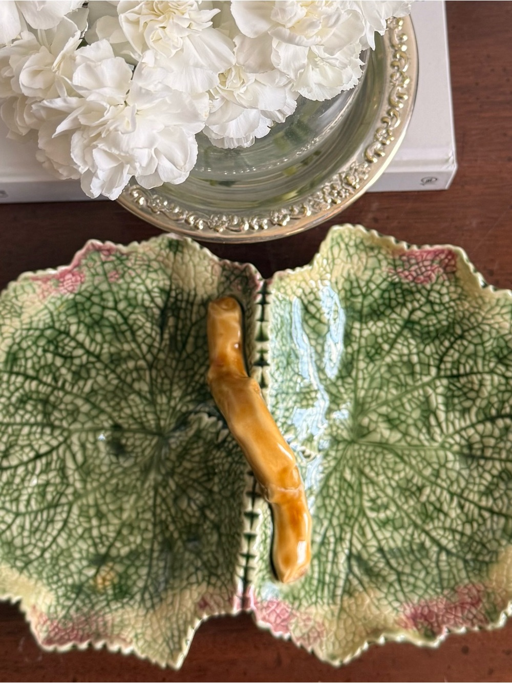 Bordallo Pinheiro Majolica Double Leaf Dish - Picture 3 of 5